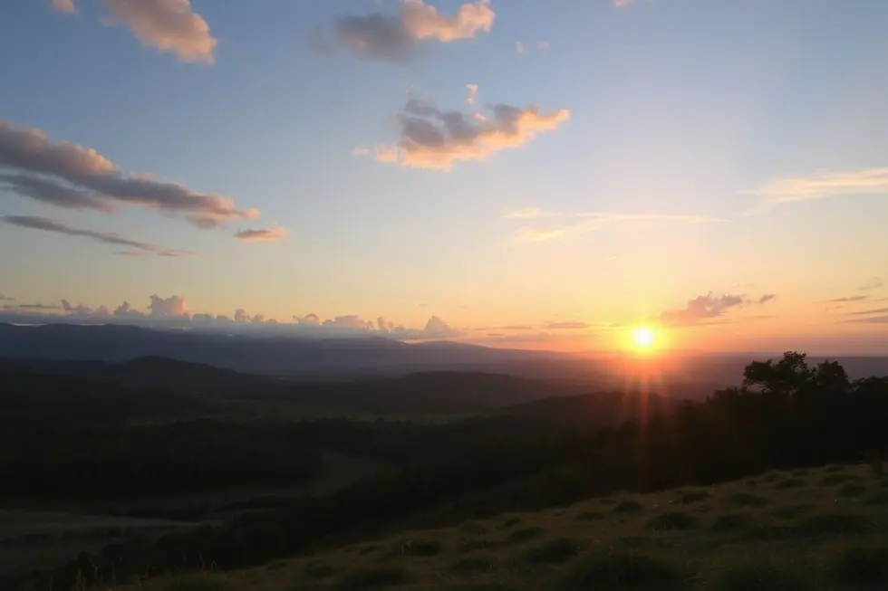 Nascer do sol sobre uma colina pacífica simbolizando o despertar.