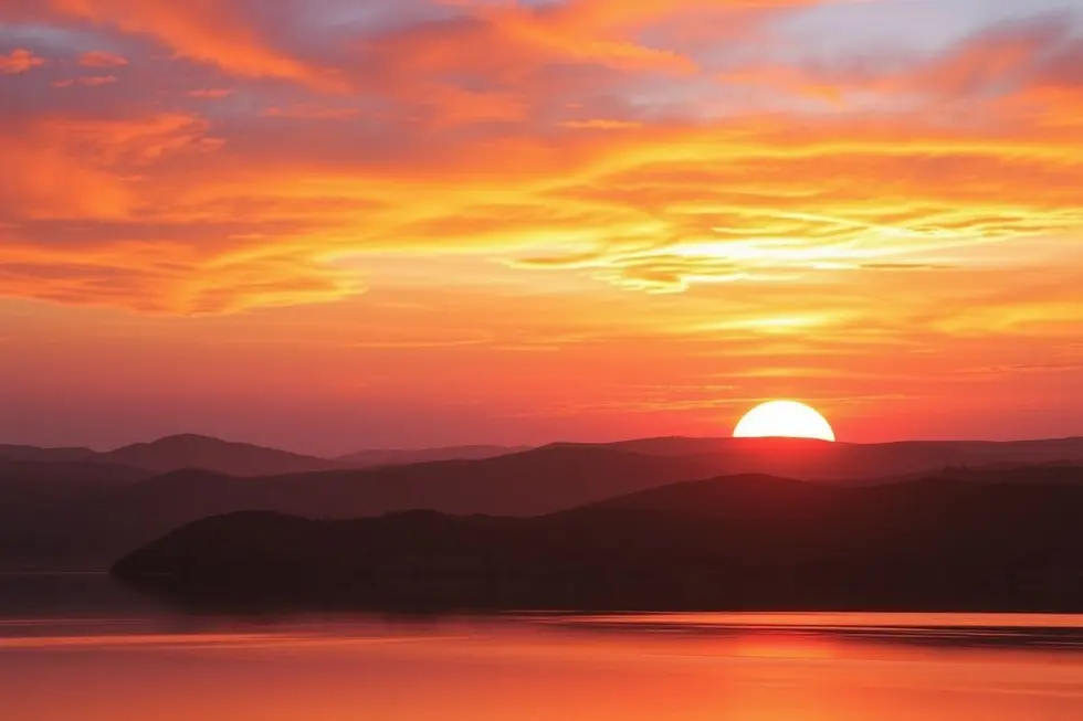 Um pôr do sol bonito simbolizando paz e amor na espiritualidade.