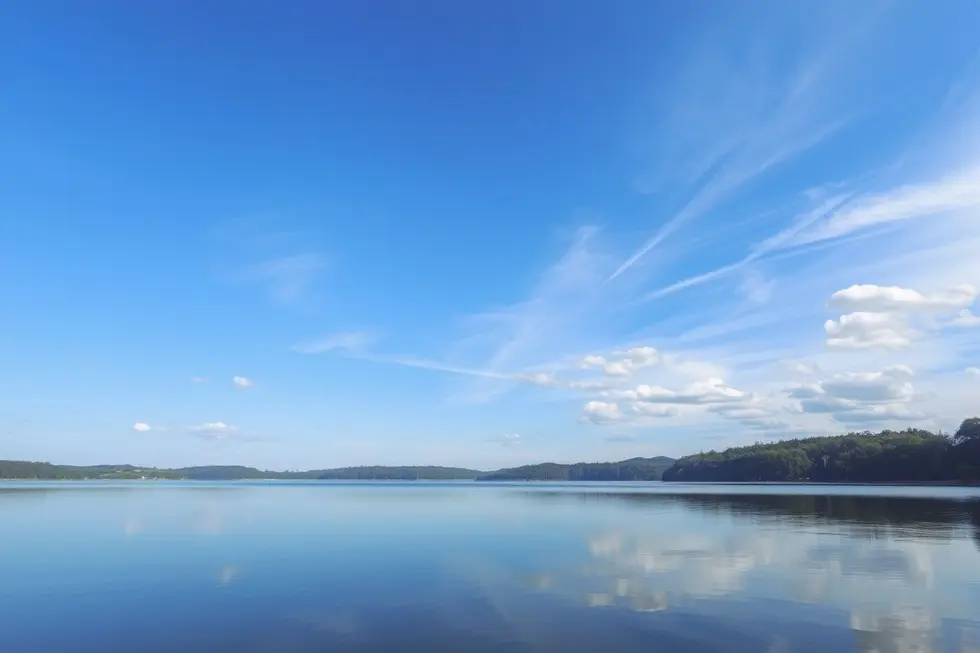 Lago tranquilo refletindo a beleza do amanhecer.